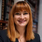 Șefa profesorilor într-o bibliotecă