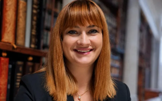 Șefa profesorilor într-o bibliotecă