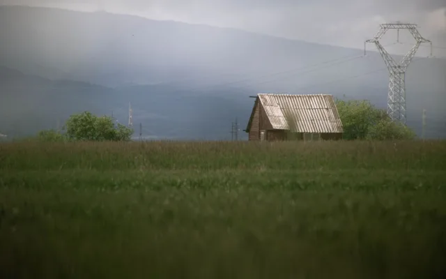 Gospodărie fără curent lângă rețeaua electrică