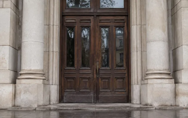 Ușile unei clădiri oficiale
