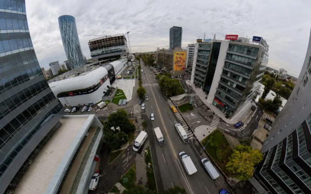 Clădiri de birouri și trafic intens în zona de nord a capitalei