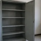 Rafturi goale dintr-o arhivă în Camera