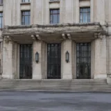 Intrarea principală în sediul Guvernului României din Piața Victoriei