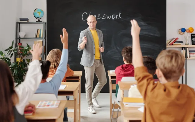 Elevi și profesor în sala de clasă
