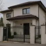 Vila modernă cu gard metalic