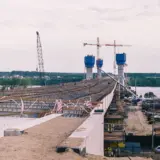 O imagine de pe un șantier de infrastructură rutieră mare, probabil un pod sau viaduct de autostradă în construcție