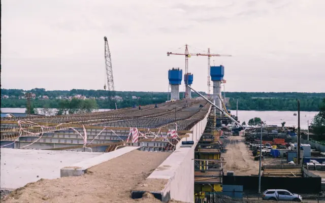 O imagine de pe un șantier de infrastructură rutieră mare, probabil un pod sau viaduct de autostradă în construcție