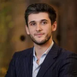 Tânăr în costum office