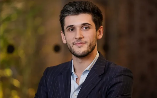 Tânăr în costum office