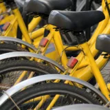 Rând de biciclete galbene