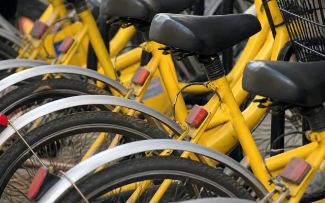 Rând de biciclete galbene
