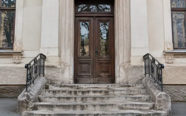 Intrarea într-o instituție publică