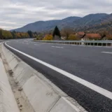 Segment de drum asfaltat ce face parte din infrastructura rutieră locală