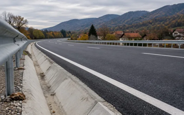 Segment de drum asfaltat ce face parte din infrastructura rutieră locală