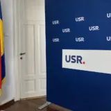 Sigla USR pe panou albastru