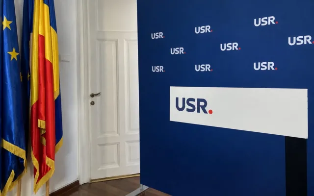 Sigla USR pe panou albastru