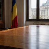 Birou oficial cu drapelul României pentru ilustrarea contextului guvernamental