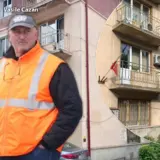 Un montaj foto care îl prezintă în stânga pe Vasile Cazan purtând o vestă reflectorizantă portocalie peste o haină neagră și o șapcă gri