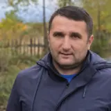Primarul din Pui admite că a ridicat piciorul spre capul secretarei. Poliția cercetează reclamația de agresiune