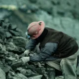 Miner căutând resurse minerale solide