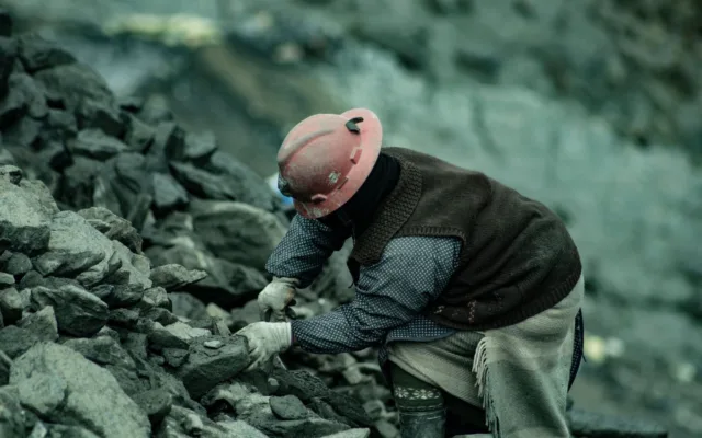 Miner căutând resurse minerale solide