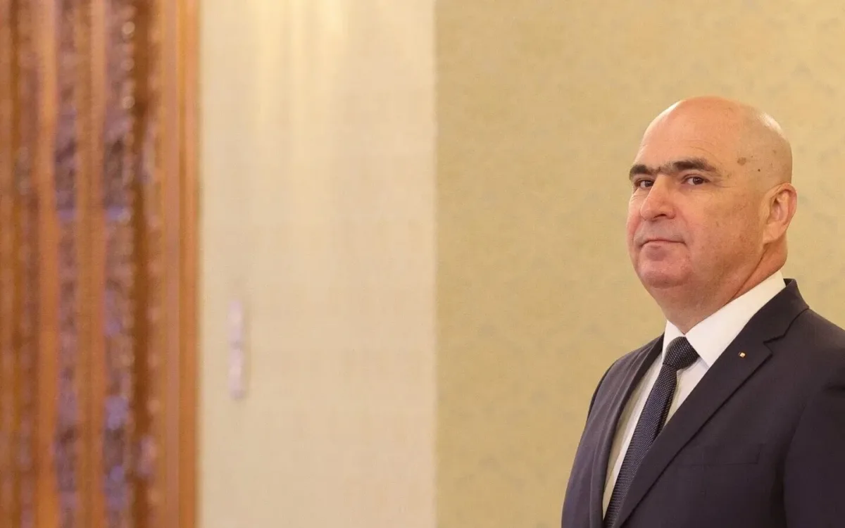 Oficial român participând la o discuție despre formarea noului guvern