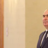 Oficial român participând la o discuție despre formarea noului guvern