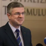 Bărbat prezentând albume turistice