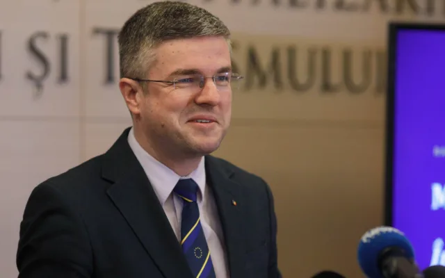 Bărbat prezentând albume turistice