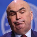 Prim-ministrul interimar oferind explicații despre situația plăților către constructori
