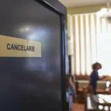 Ușă de cancelarie într-o școală