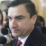 Primar înconjurat de jurnaliști