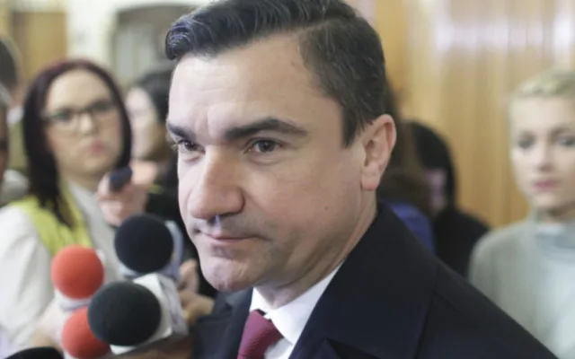 Primar înconjurat de jurnaliști