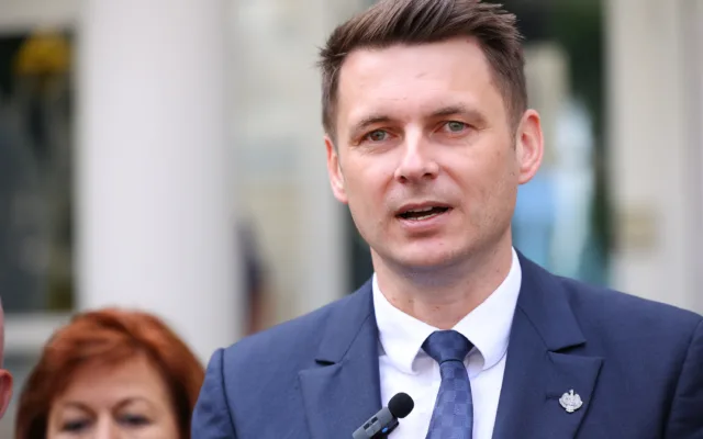 Mircea Abrudean în fața microfonului