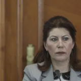 Femeie explicând situația primelor profesorilor