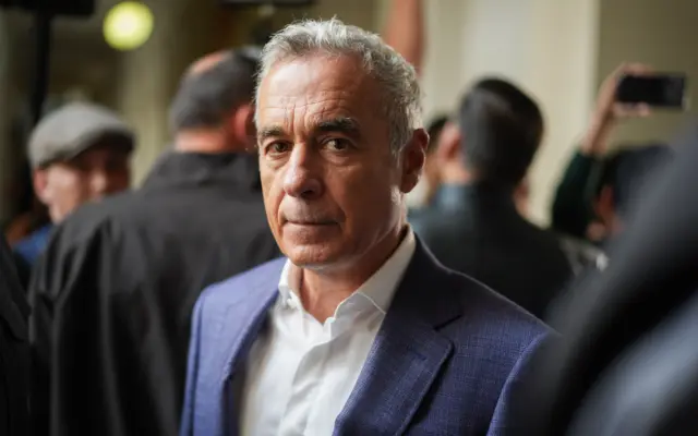 Bărbat la protestul pentru eliberare