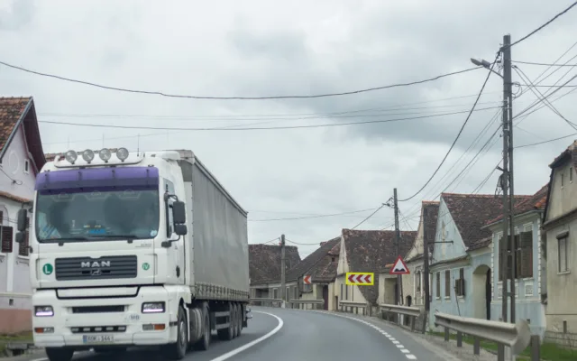 Camion de marfă pe drum public