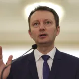 Europarlamentar vorbind la un microfon