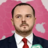 Oficial în fața hărții regionale