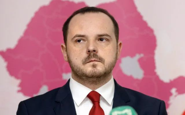 Oficial în fața hărții regionale