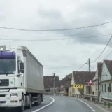 Camion pe un drum național