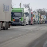Camioane în așteptare pentru transport marfă