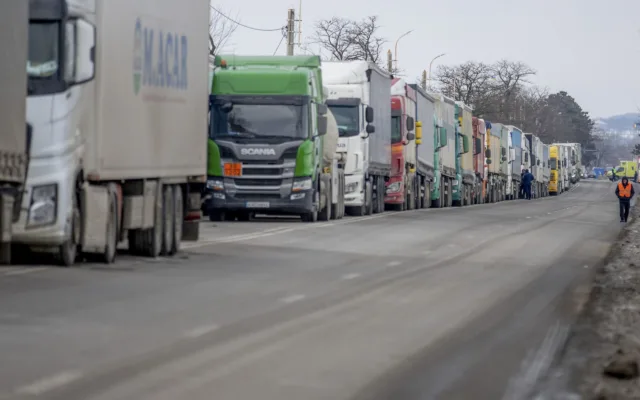 Camioane în așteptare pentru transport marfă