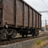 Un vagon de marfă vechi garat în apropierea unei stații feroviare