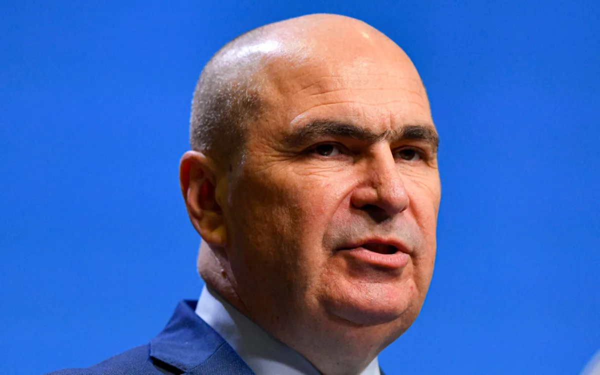 Premierul interimar oferind declarații despre situația plăților către magistrați