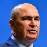Premierul interimar oferind declarații despre situația plăților către magistrați