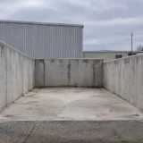 Buncăr gol din beton destinat probabil depozitării materialelor în vrac