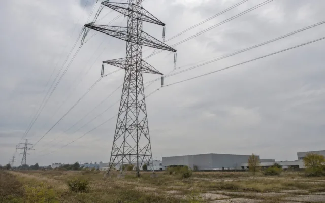 Linii electrice lângă