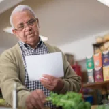 Pensionar analizând prețurile la alimente