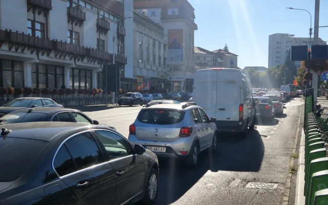 Traffic intens pe o stradă centrală